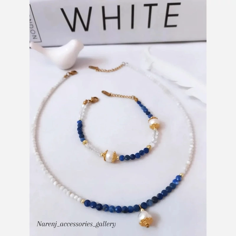 گردنبند و دستبند زنانه لاجورد و مروارید طبیعی و سنگ صدف جزئیات طلایی استیل